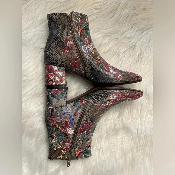 AGL‎ Italian Leather Block Heel Boots Floral Snake Print Size 37.5/7.5✨ - Picture 7 of 16